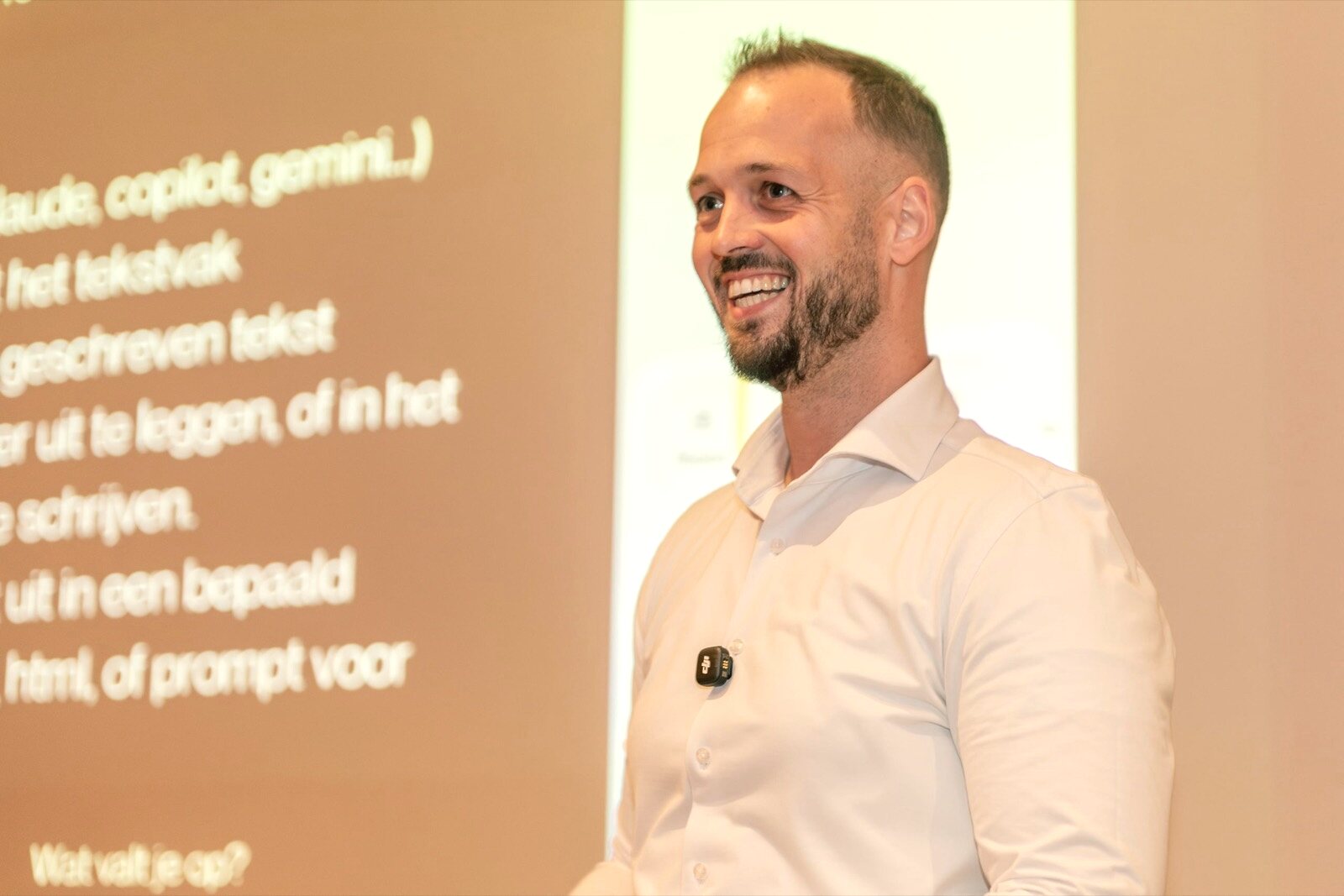 Trainer voor een groep tijdens een presentatie